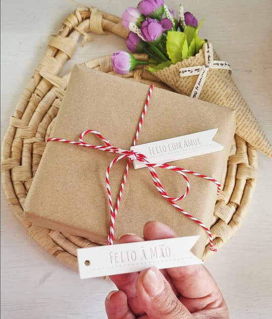 Etiquetas de oferta em papel kraft com separadores brancos em seta e fio