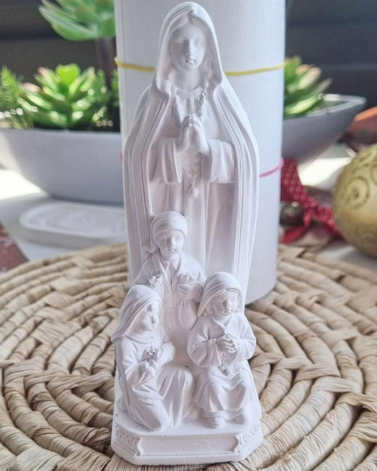 Molde em resina branca de Nossa Senhora com pastorinhos, vista frontal