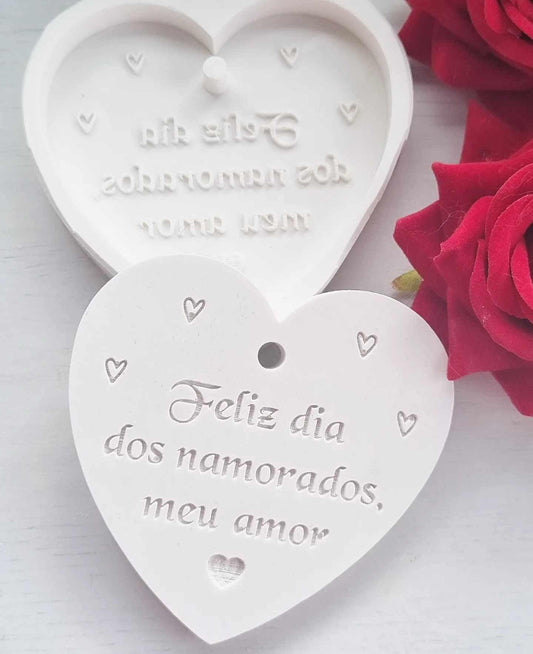 Molde coração branco com texto 'Feliz dia dos namorados, meu amor' e corações em relevo.