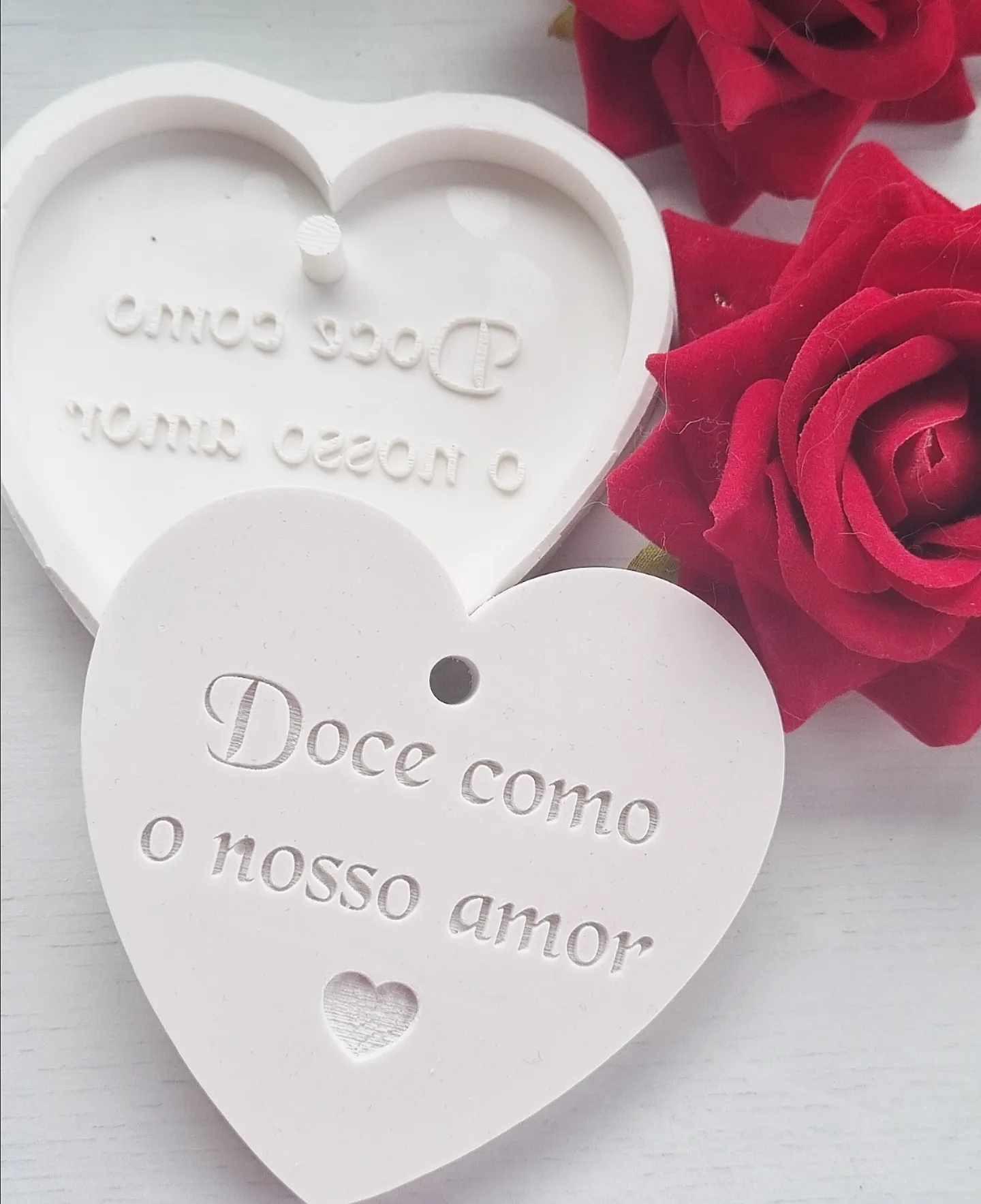 Molde em forma de coração branco, com frase em relevo “Doce como o nosso amor”.