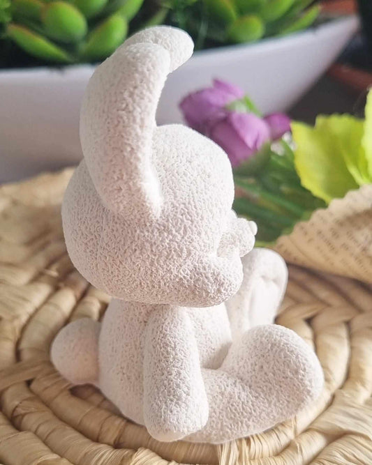 Molde 3D em forma de coelho com corações, vista lateral, bege claro