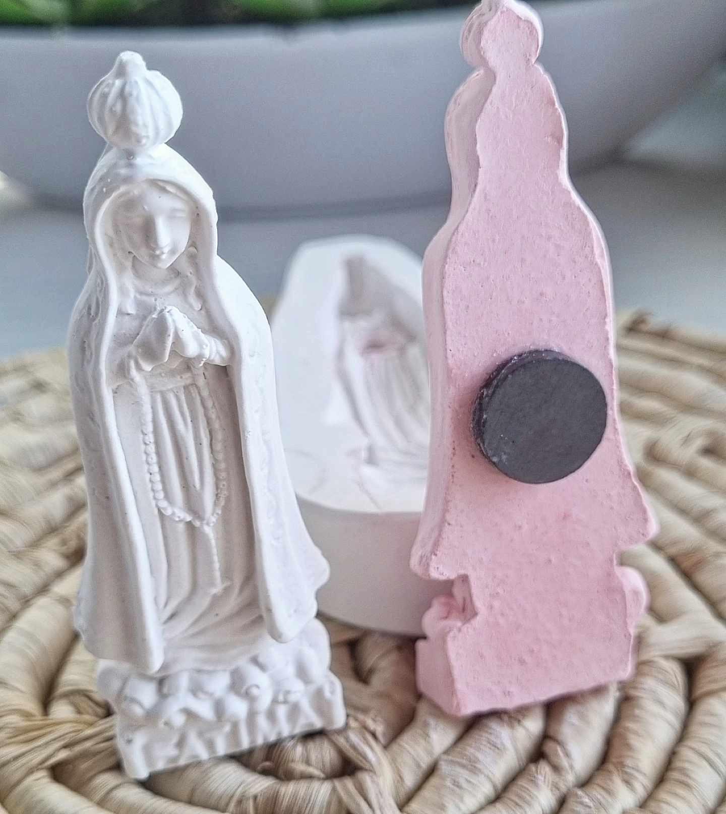 Molde de Nossa Senhora para íman, vista de costas com disco de imã rosa