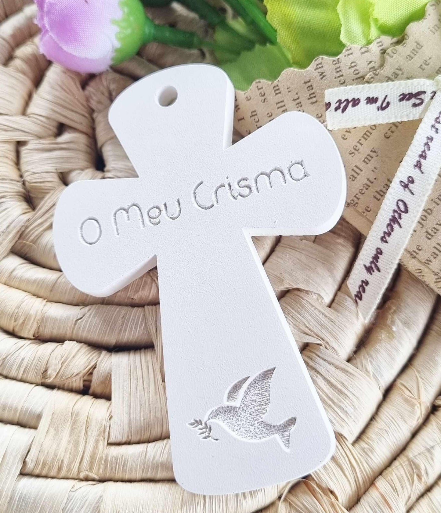 Molde de cruz em cartão branco com “O meu Crisma” e pomba decorativa