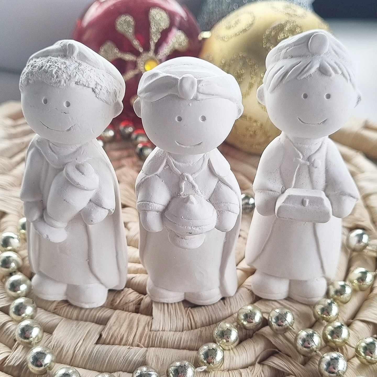 Três figuras de Reis Magos em gesso branco para presépio infantil, com esferas prateadas