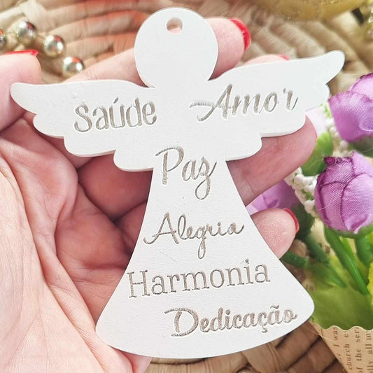 Anjo decorativo branco com palavras 'Saúde', 'Amor', 'Paz' e 'Dedicação'