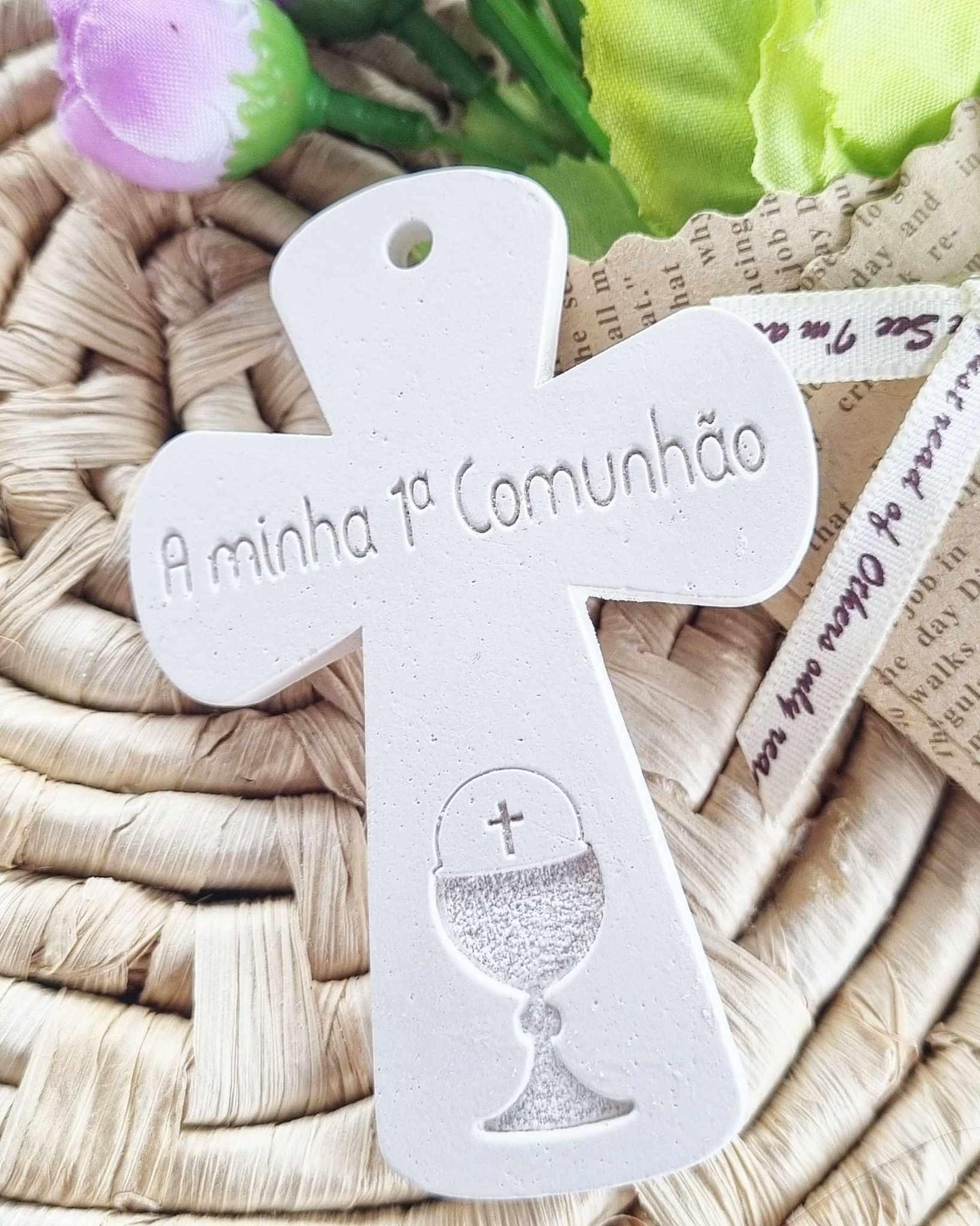 Cruz branca com inscrição “A minha 1ª Comunhão” e cálice com hóstia