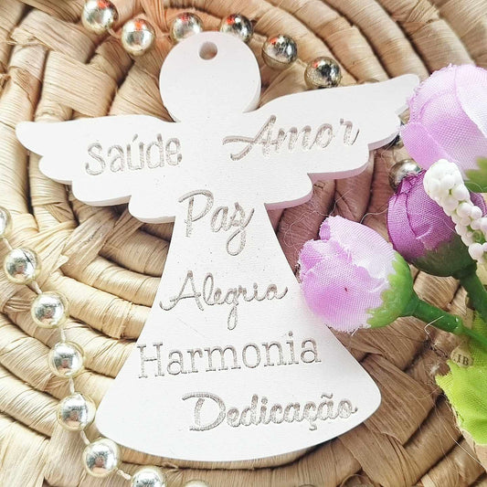 Anjo decorativo branco com palavras 'Saúde', 'Paz', 'Alegria', 'Harmonia' e 'Dedicação'
