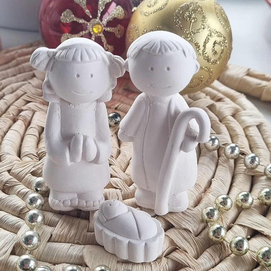 Duas figuras de Reis Magos em gesso branco para presépio infantil, com esferas prateadas