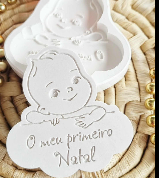 Molde de bebé de Natal branco com bebé sorridente e texto “O meu primeiro Natal”
