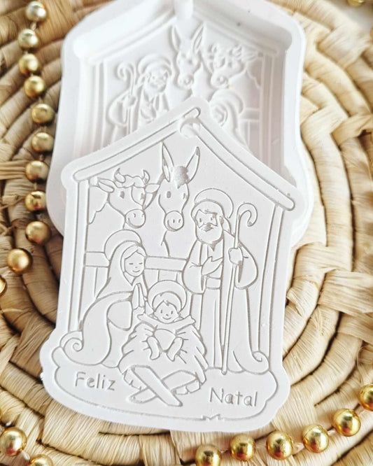 Molde branco de presépio com furo, relevo de figuras e texto Feliz Natal