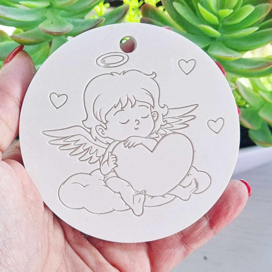 Molde redondo branco com anjo a segurar coração e corações pequenos