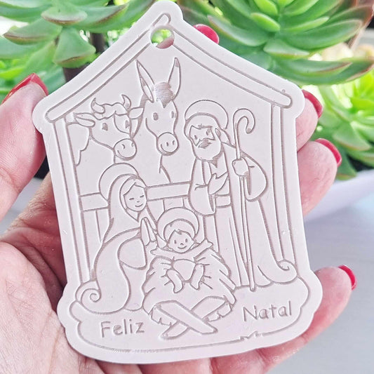 Molde branco de presépio com furo, relevo de figuras e “Feliz Natal”