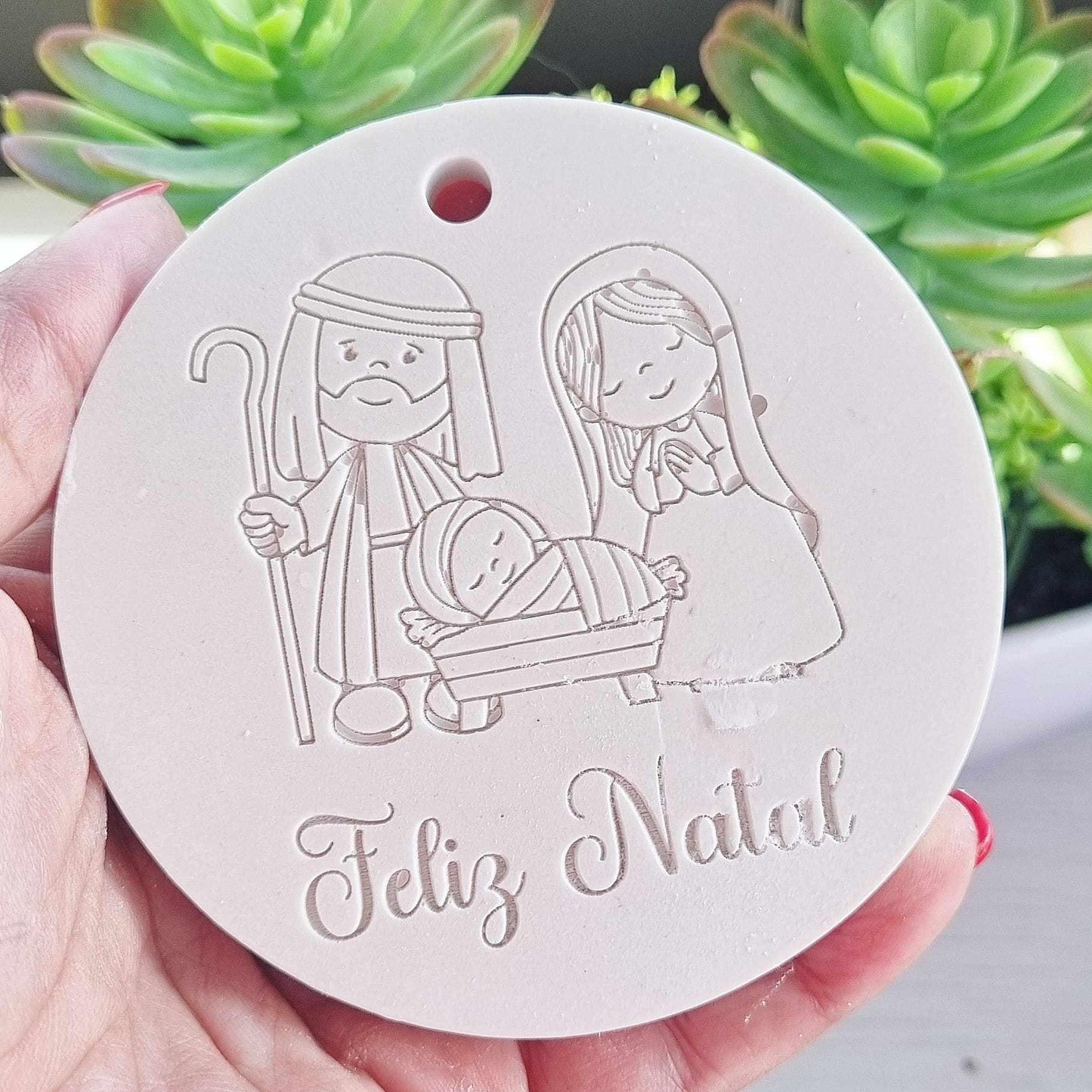 Molde redondo branco com presépio em relevo, furo vermelho e “Feliz Natal”