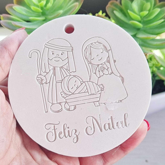 Molde redondo branco com presépio em relevo, furo vermelho e “Feliz Natal”