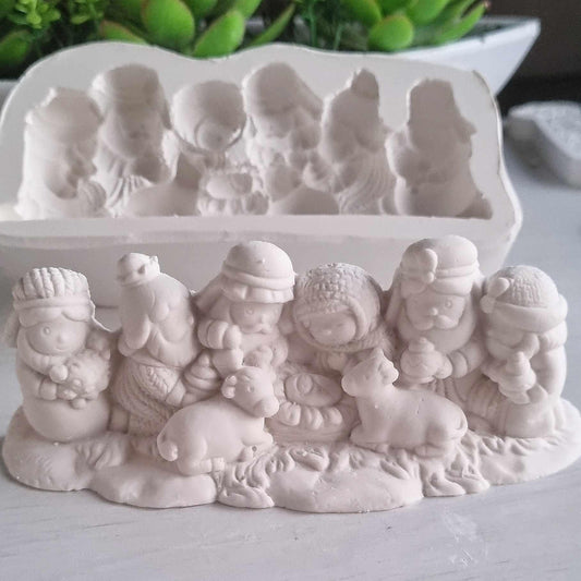 Presépio comprido em cerâmica branca com figuras dos Reis Magos e presépio