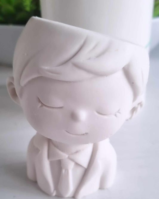 Molde de vaso em forma de menino, rosto branco em relevo