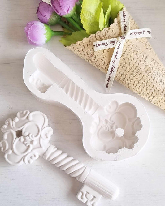 Molde de chave grande em branco, em formato de chave com relevo ornamental