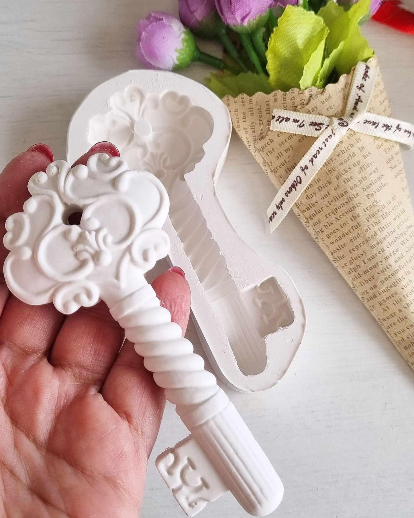 Molde de chave grande branco, detalhe do relevo e do punho comprido