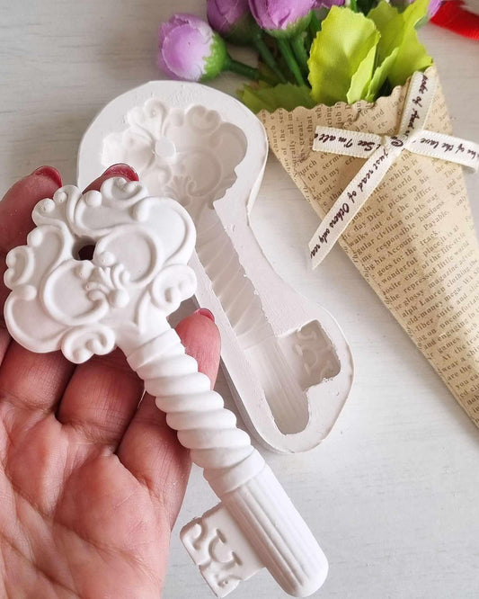 Molde de chave grande branco, detalhe do relevo e do punho comprido