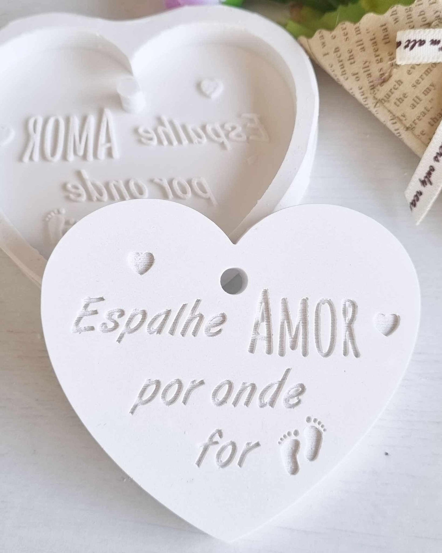 Molde de coração branco com frase "Espalhe Amor por onde for"