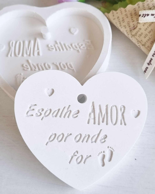 Molde de coração branco com frase "Espalhe Amor por onde for"