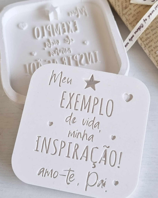 Molde quadrado branco com letras em relevo “Meu Exemplo Pai” e estrela decorativa