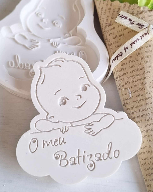 Molde de bebé branco em relevo com inscrição “O meu Batizado”