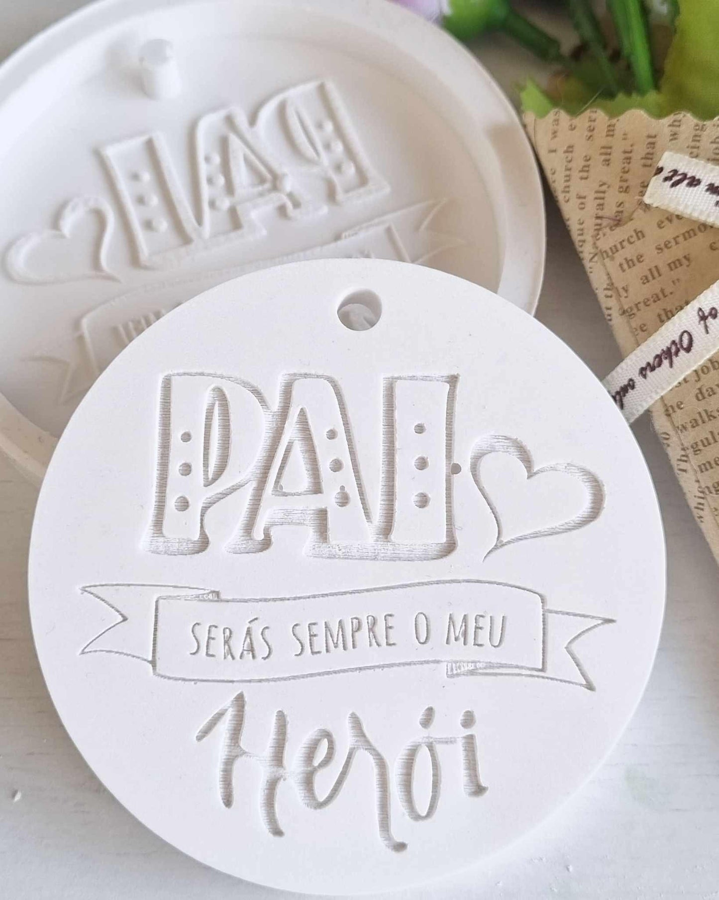 Molde redondo branco com letras em relevo: “PAI” e “HERÓI” com coração
