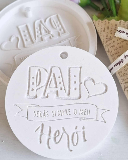 Molde redondo branco com letras em relevo: “PAI” e “HERÓI” com coração
