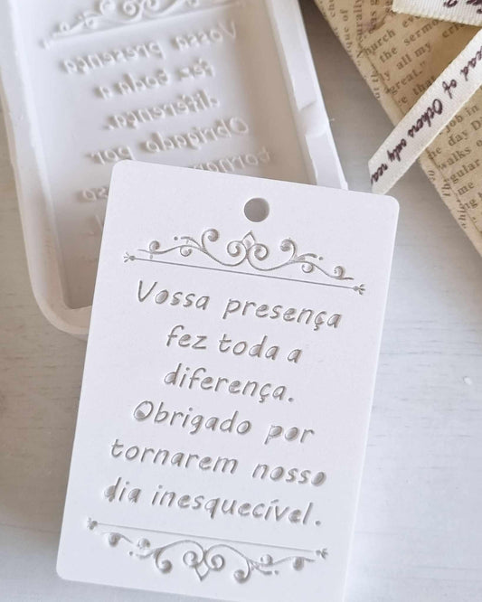 Molde de patela em cartão branco com furo e frase decorativa Vossa presença.