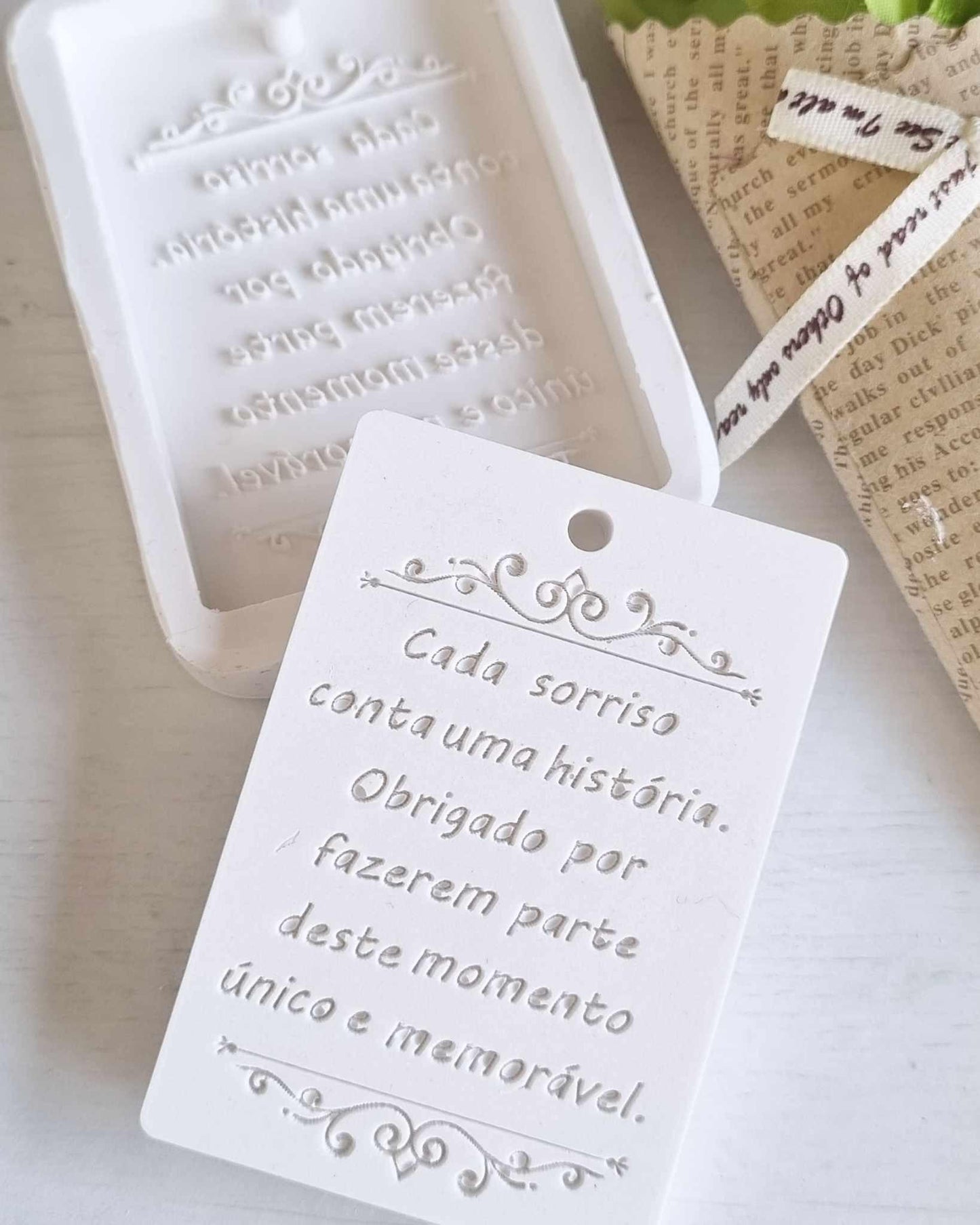 Molde para patela branco com relevo "Cada sorriso" e moldura decorativa