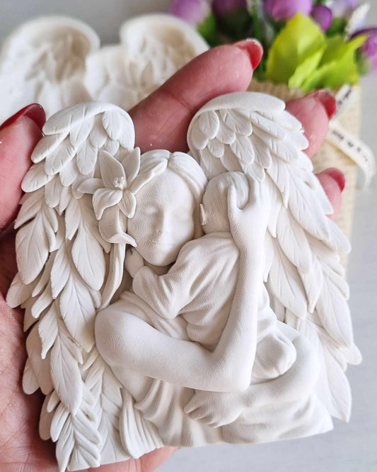 Decoração branca de anjo: asas com pétalas e bebé esculpido, vista de perto
