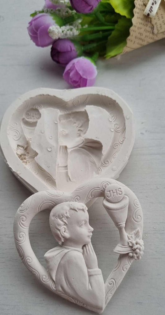 Molde de coração branco para menino da comunhão, com figura e letras JHS