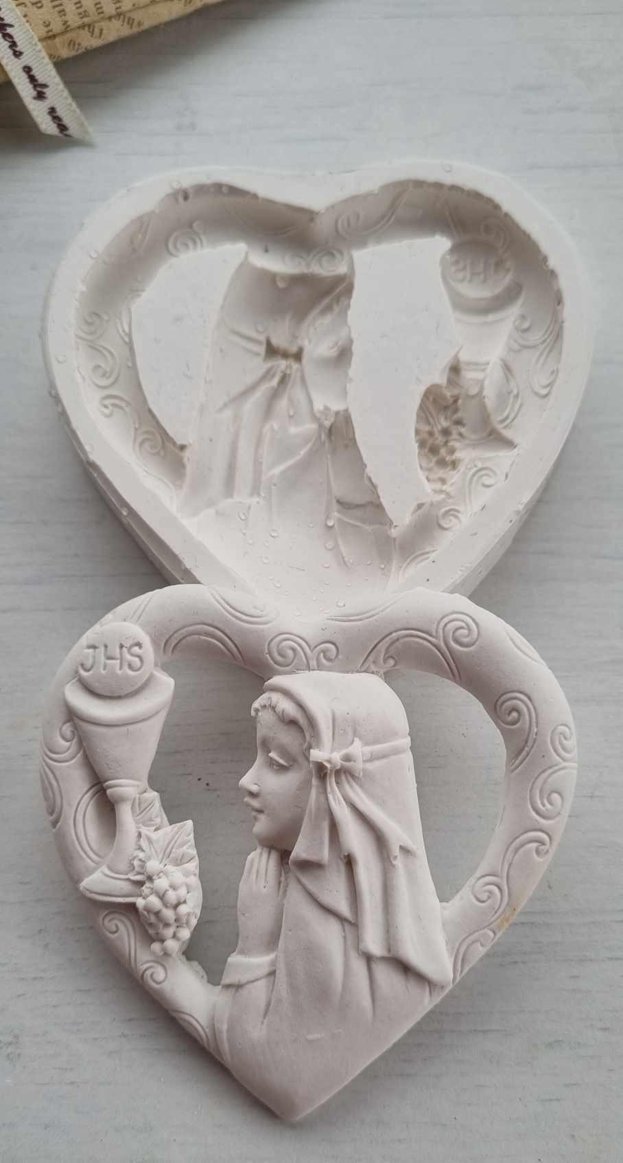 Molde em forma de coração com relevo de menina da comunhão, velas e letras JHS