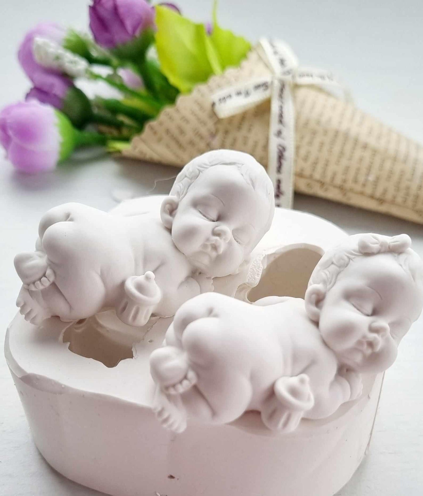 Molde duplo para bebés com formas de menino e menina, em silicone branco