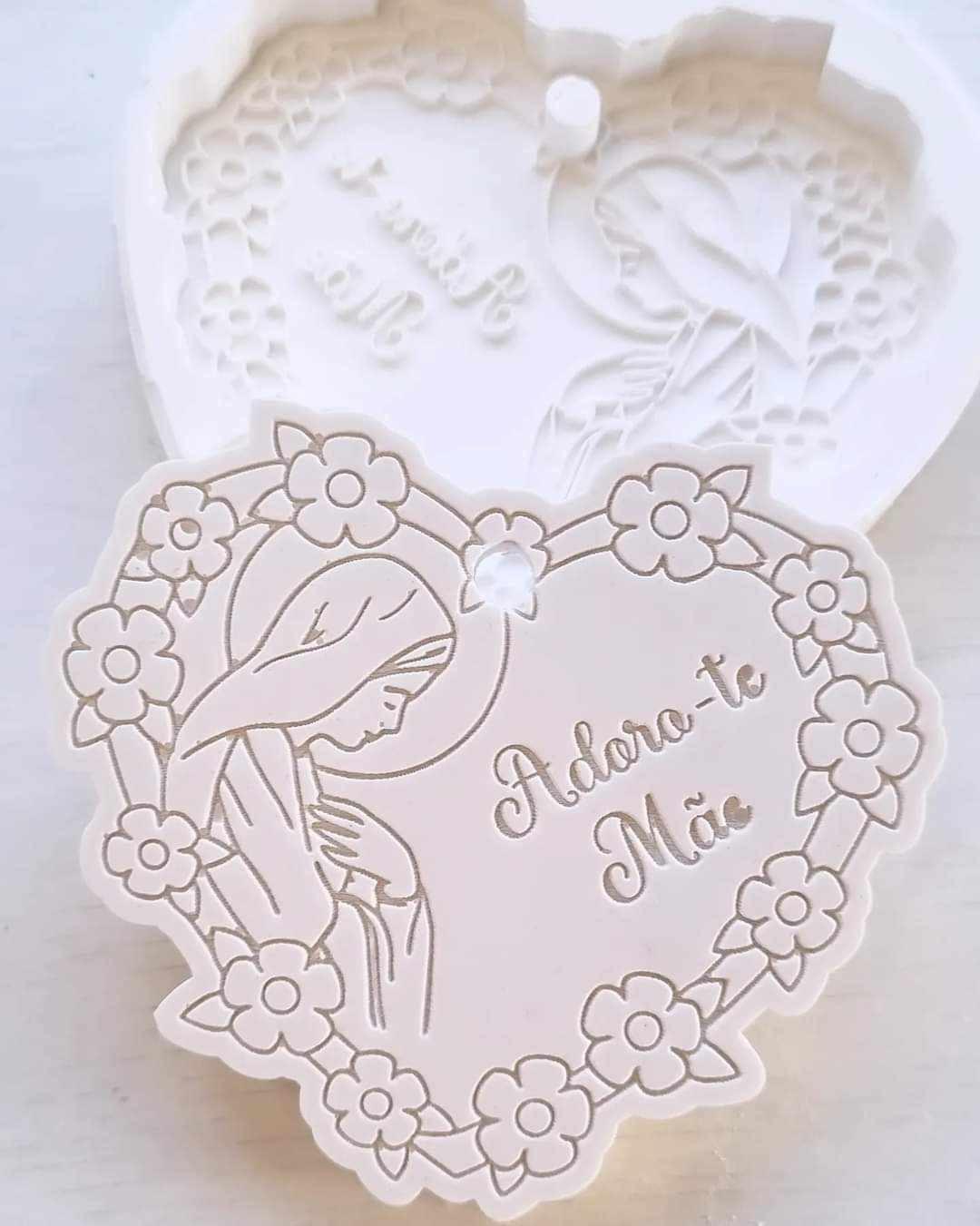 Molde de coração com moldura de flores e inscrição “Adoro-te Mãe”