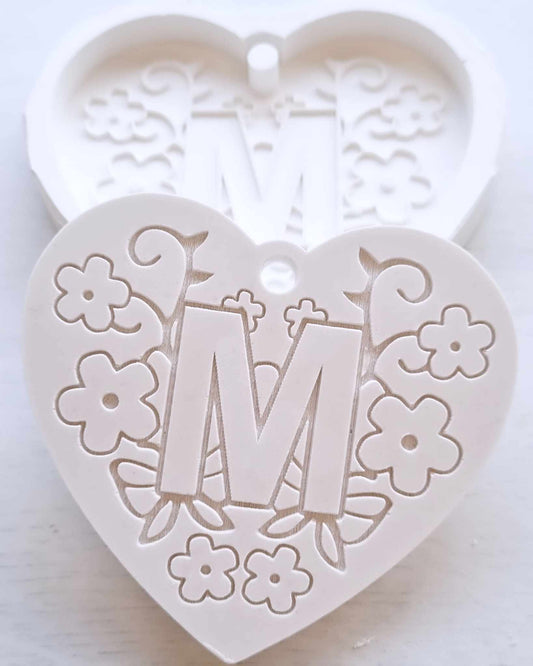 Molde coração com inicial " M "