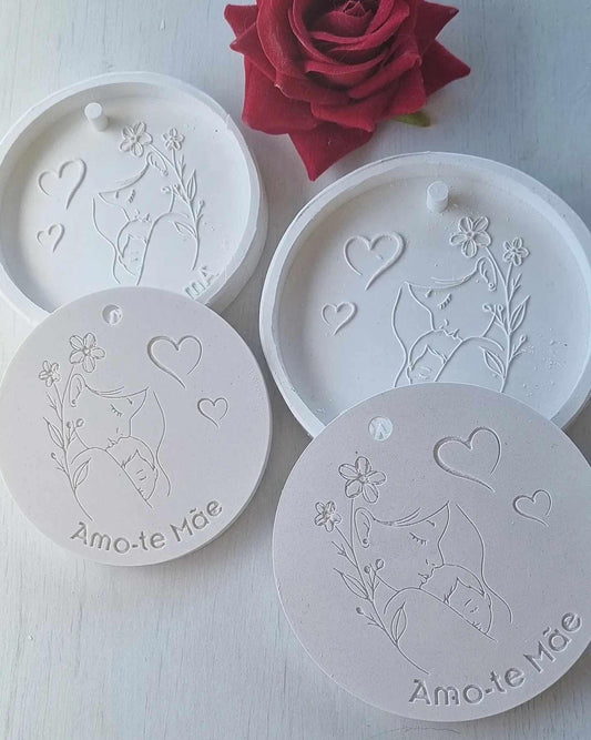 Molde redondo branco com relevo “Amo-te Mãe”, corações e flores