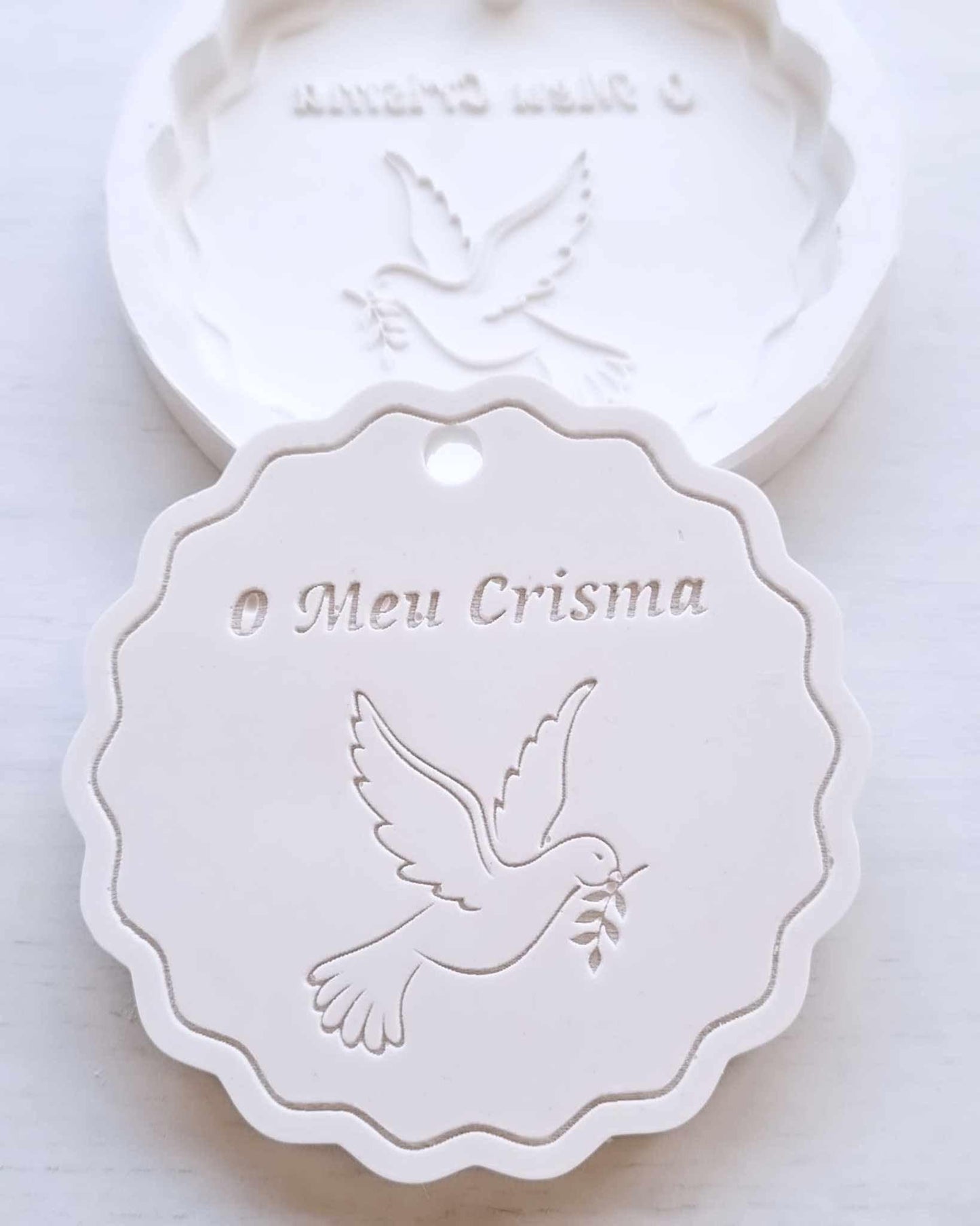 Molde para Crisma em cartão branco com pomba e texto «O Meu Crisma»