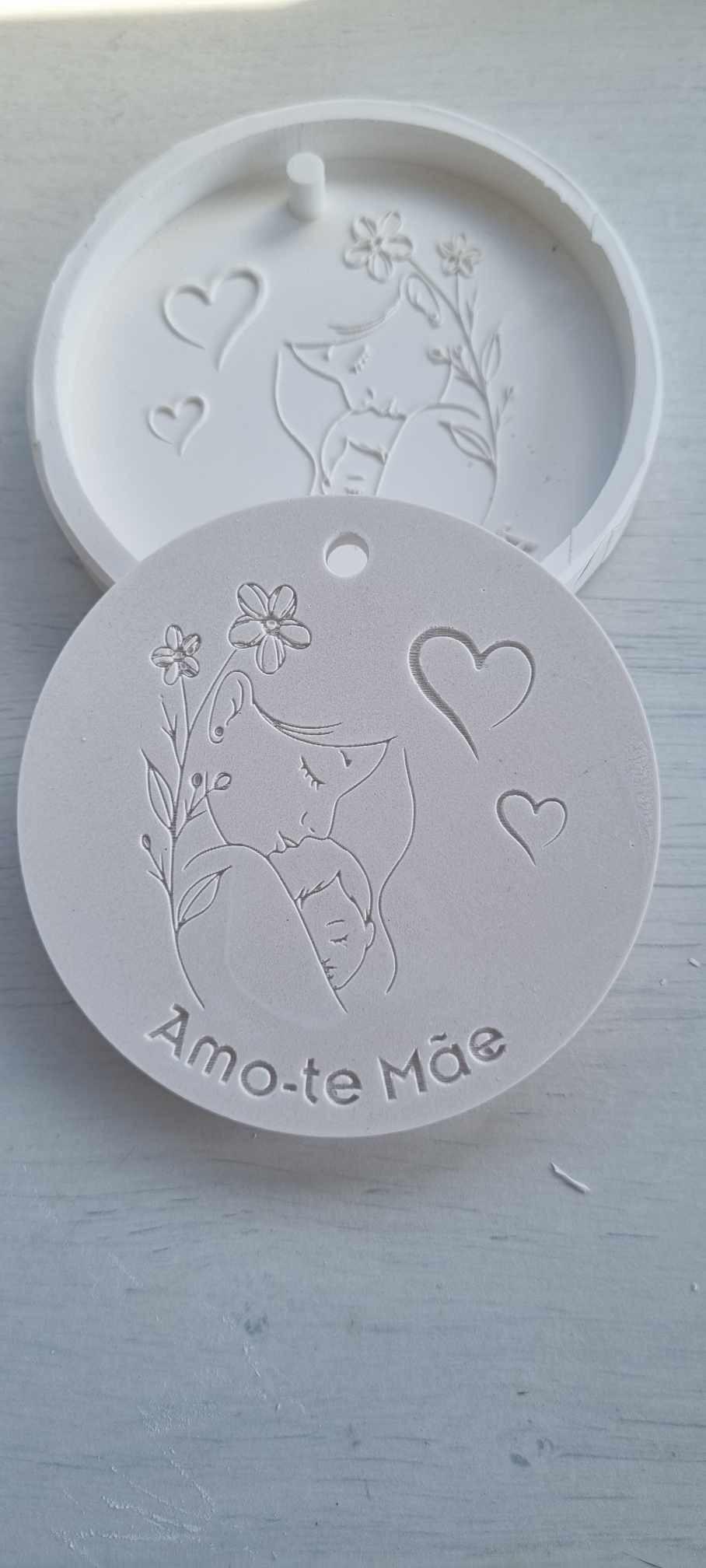 Molde redondo grande com relevo “Amo-te Mãe”, corações e florzinhas