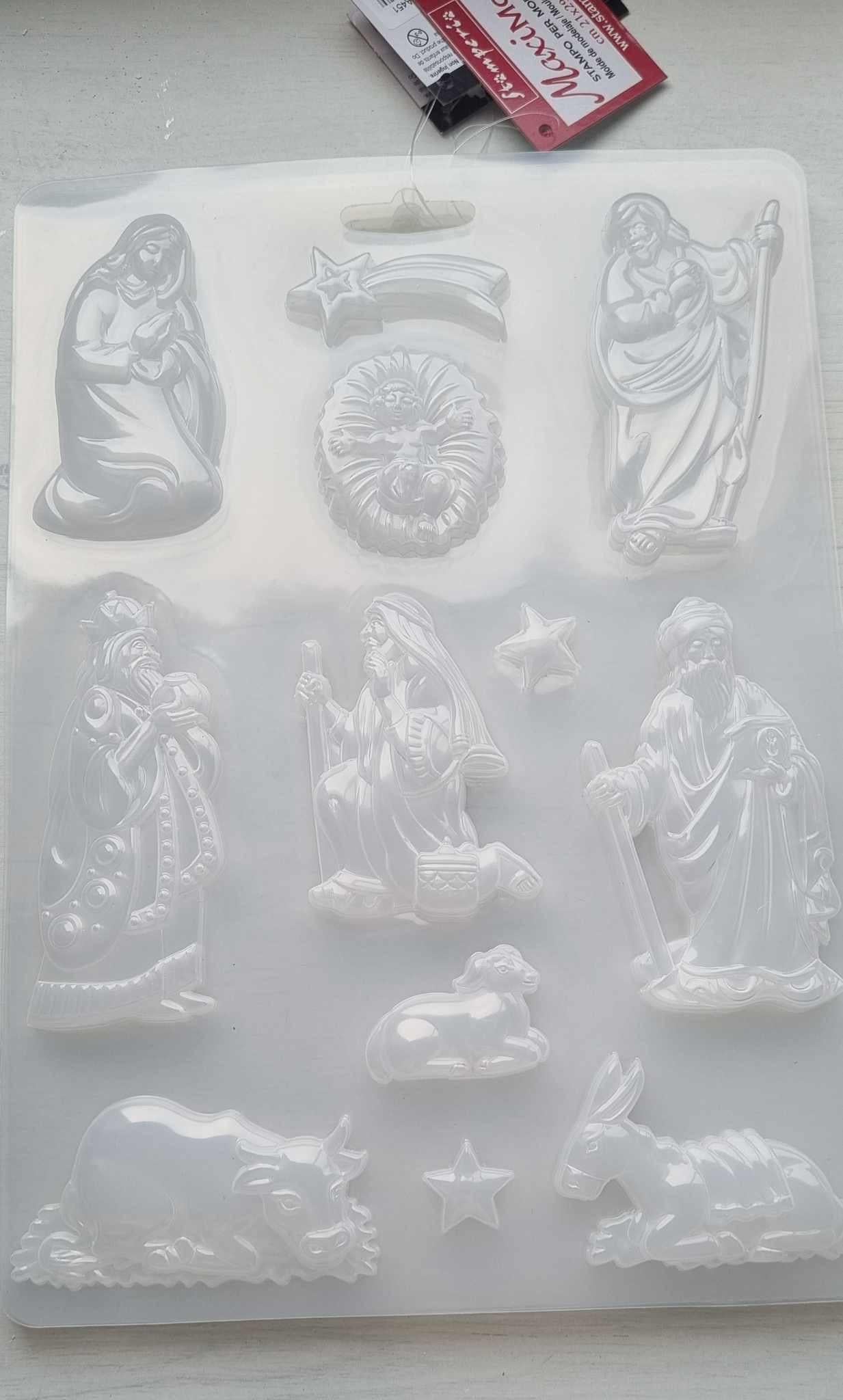 Molde em PVC flexível para presépio, com figuras em relevo e estrelas.