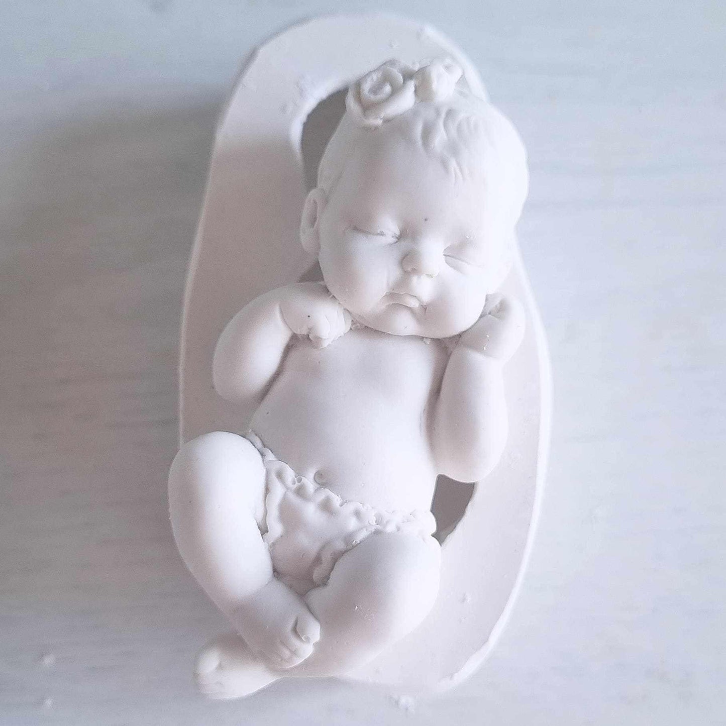 Molde de bebé menina branco com figura infantil deitada e capuz