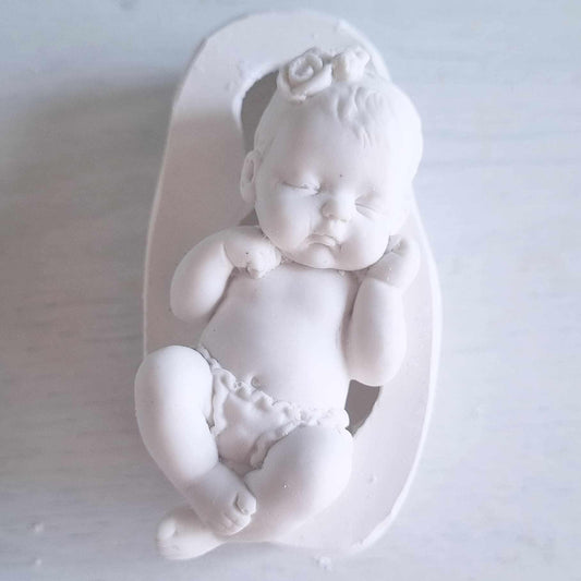 Molde de bebé menina branco com figura infantil deitada e capuz