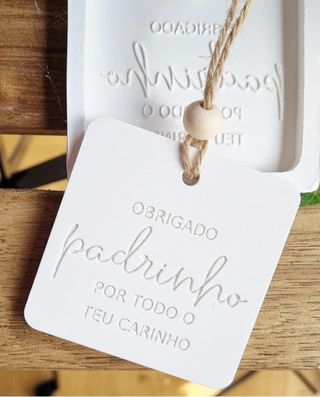 Cartão de dedicatória branco com texto "padrinho" e "por todo o teu carinho"