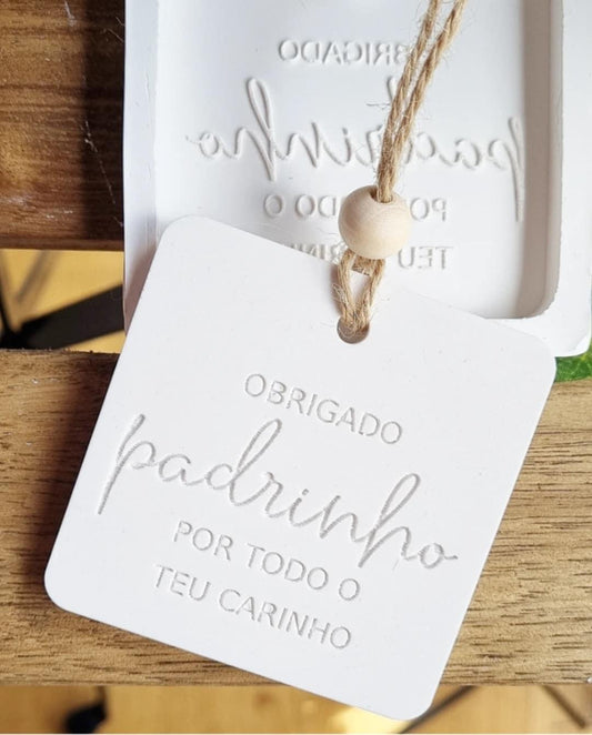 Cartão de dedicatória branco com texto "padrinho" e "por todo o teu carinho"