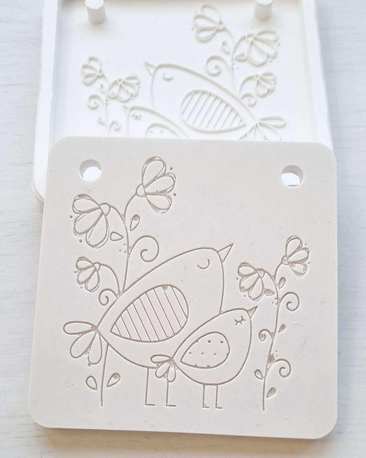 Molde quadrado grande com passarinhos e flores, contorno gravado e dois furos laterais