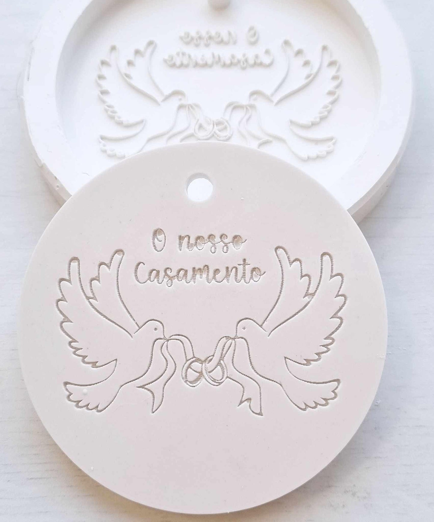 Molde redondo para pombas do casamento, com ilustração de aves e texto "o nosso casamento".