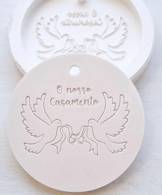 Molde redondo para pombas do casamento, com ilustração de aves e texto "o nosso casamento".