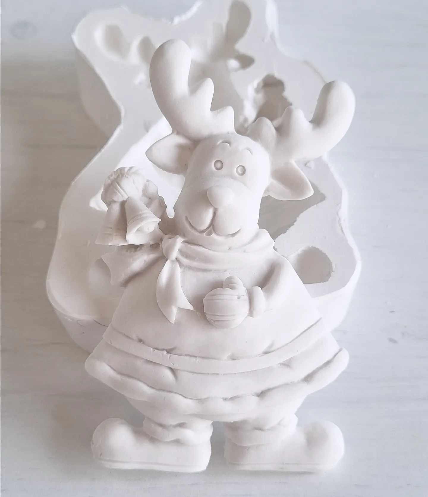 Molde de rena decorativa branca, figura com cachecol e saco