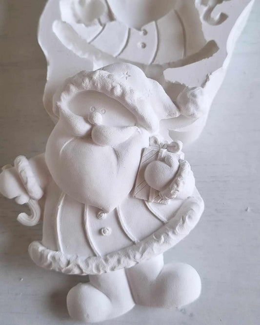Boneco decorativo de Pai Natal em tecido branco, com chapéu e casaco abotoado